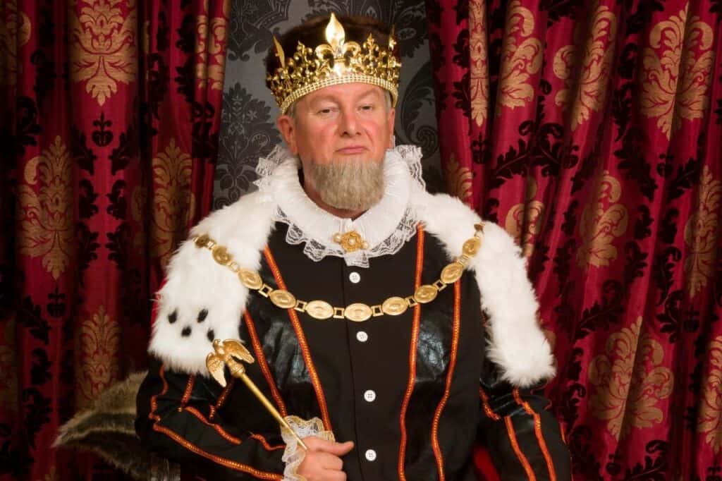 Mann in Königskrone und Robe mit Zepter