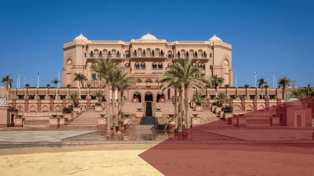 Prunkvolles Gebäude der arabischen Monarchien mit Palmen und Wasser