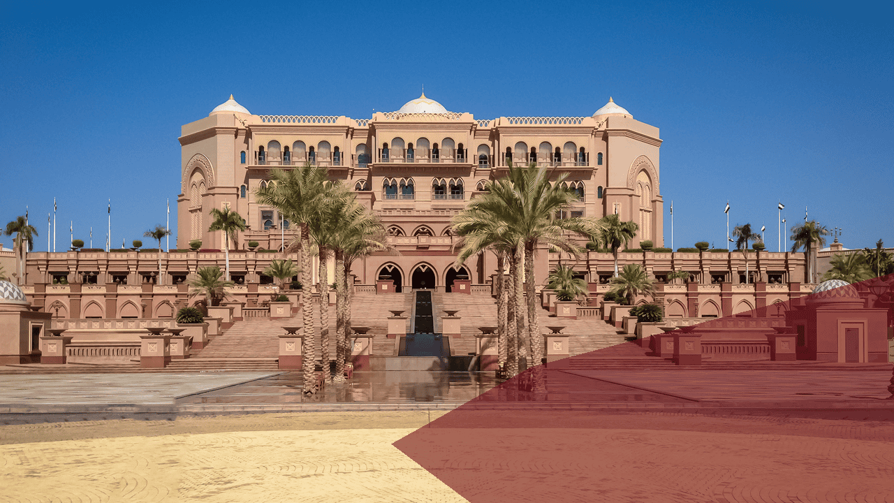 Prunkvolles Gebäude der arabischen Monarchien mit Palmen und Wasser