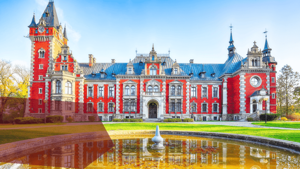 Rotes Schloss mit Turm und Brunnen im Herbst