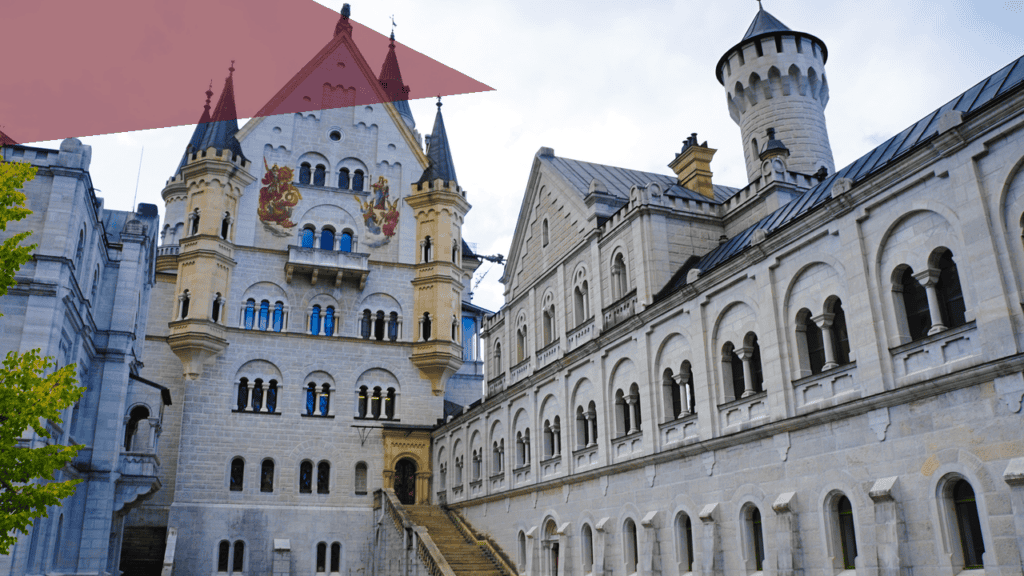 Neuschwanstein Schloss mit Türmen und Verzierungen.