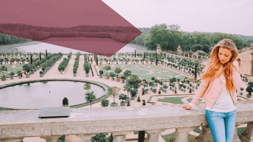 Junge Frau lehnt an Balustrade mit Blick auf barocken Garten.