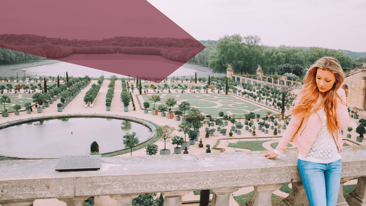 Junge Frau lehnt an Balustrade mit Blick auf barocken Garten.