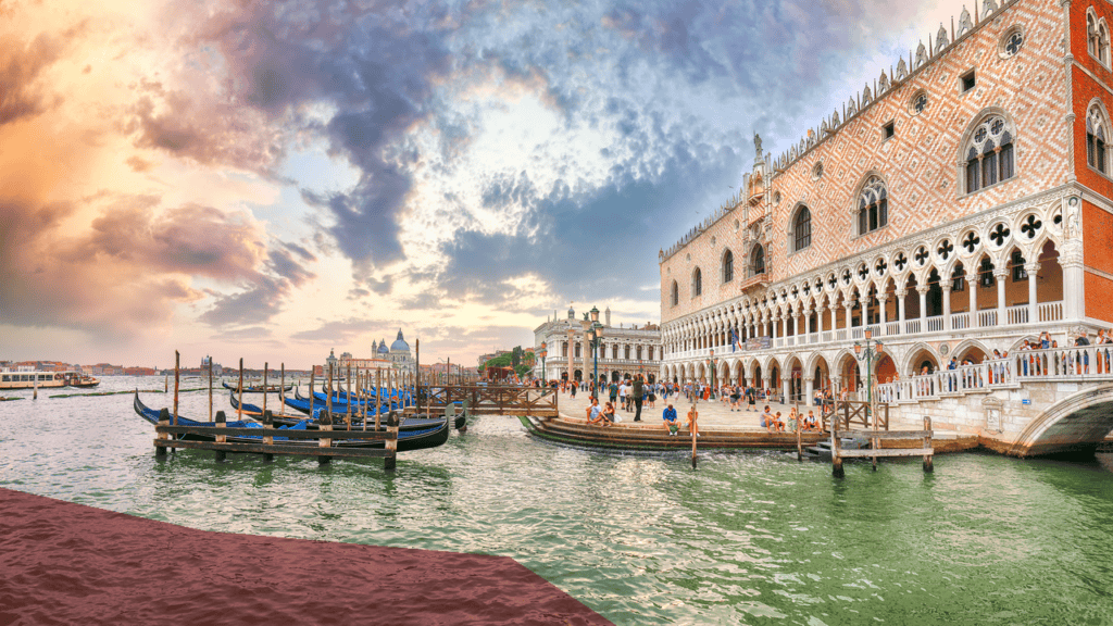 Palast des Dogen in Venedig mit Gondeln im Abendlicht