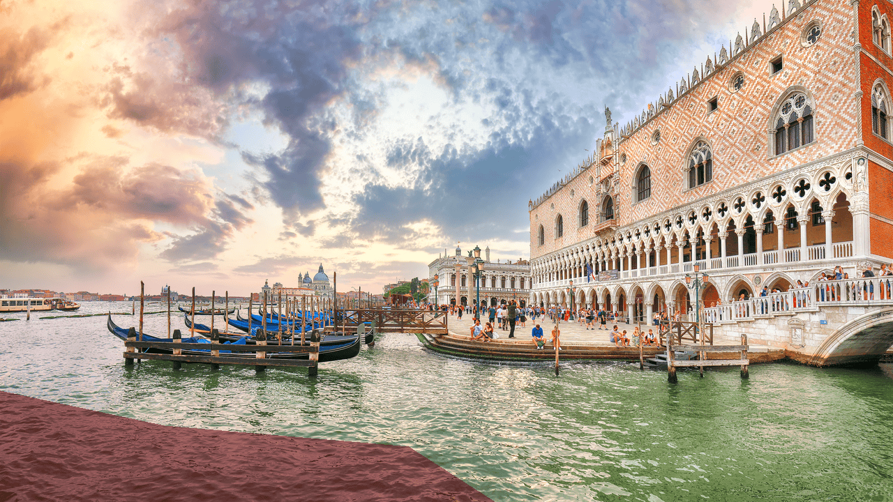 Palast des Dogen in Venedig mit Gondeln im Abendlicht