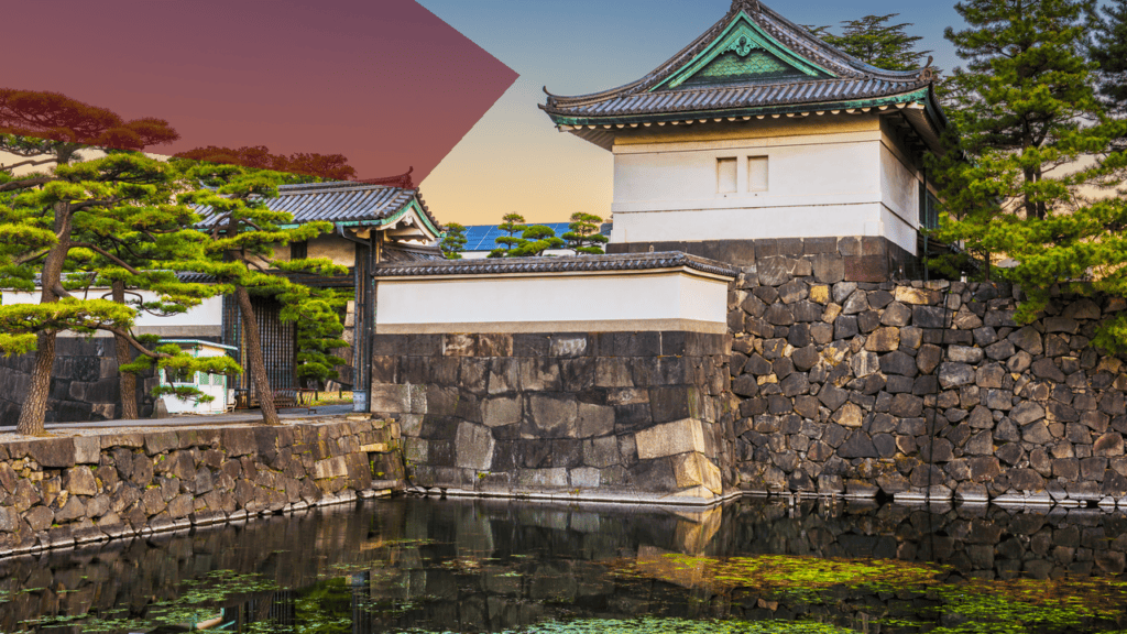 Japanischer Kaiserpalast mit Wassergraben und traditioneller Architektur