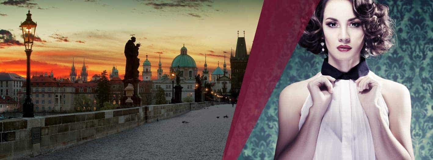 Frau im Vintage-Stil vor Prager Karlsbrücke bei Sonnenuntergang