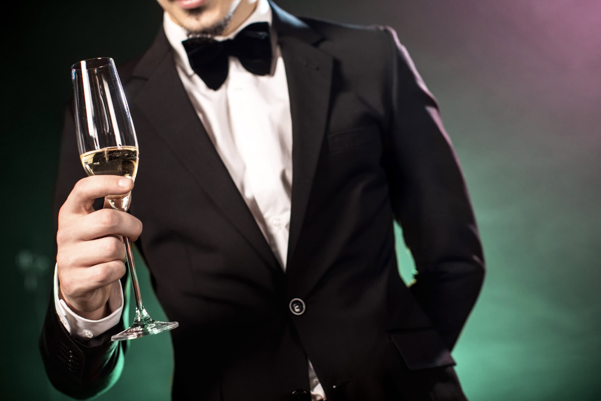 Mann im Anzug mit Champagnerglas